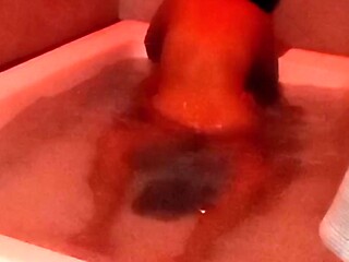 Jovencita culona le da la mejor cogida en el jacuzzi del motel en un final