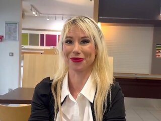 une mature a peine divorce passe un casting porno