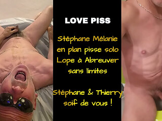 Ce b&acirc_tard gay se pisse dessus, avale est fait sur ses chiottes !