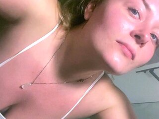 Amateur Webcam Chick Masturbates On Webcam More at