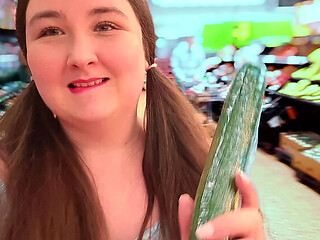 British BBW Housewife Uses Asda Cucumber for Solo Food Play