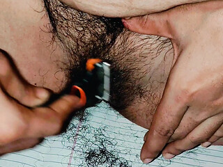 Indian bhabhi ne chudai krwai aur phir apni chut ke baal safe keya
