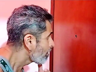 Tarado Espia Rola Pela Porta e Eu Dou o Que Ele Merece e Gozo No Cu Dele - Parte 1 (COMPLETO NO XV RED E SHEER)