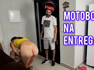 Safada sozinha em casa recebe motoboy s&oacute_ de toalha de banho!