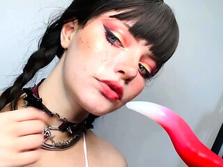 Masturbating solo babe loves her toys