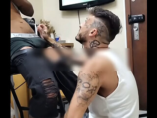 Cliente puxava minha m&atilde_o pra perto do pau na hora de marcar
