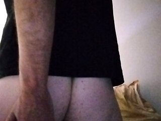 Discret masturbation with a toy in my ass