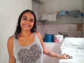 Inocente hermanastra latina se deja convencer por su pervertido hermanastro para que le chupe la verga y despues ser follada por su joven co&ntilde_o - porno en espanol
