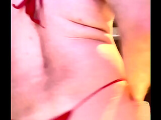 Bumbum branquinho rebolando e dan&ccedil_ando de conjuntinho vermelho fio-dental