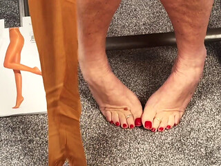 MILF in tight pantyhose gets lucky with a foot fetish admirer
