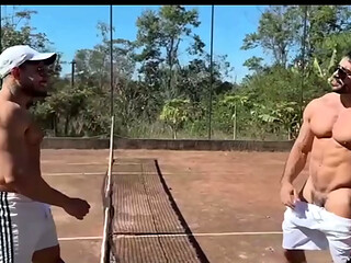 PUTARIA NA QUADRA DE TENIS