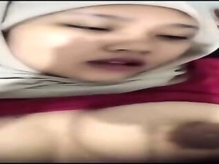 Curvy hijabi babe shows off her big tits