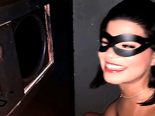 Fui na casa de swing Hotbar e ia dar pra 4 na cabine, mas 2 gozaram antes da hora