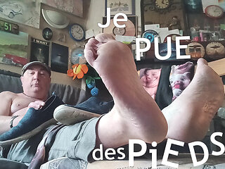 The good fat Pascal stinks of feet and shoes in his living room before doing his extra techno-handjob!