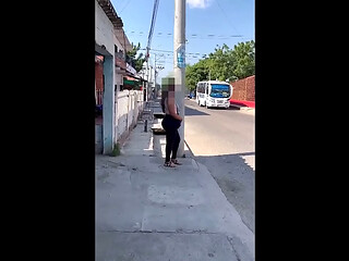 MILF de enorme trasero acepta tener sexo anal con un desconocido a cambio de unos poco billetes en Latinoam&eacute_rica