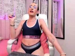 Brunette Tranny jerking in hard dick in solo Webcam