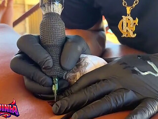 Estava bem lisinha para fazer a tatuagem em quanto sua amiga se divertia com o tatuador