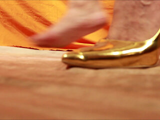 Giantess Shows off Gold High Heels