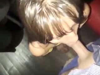 TE GUSTARIA VERME COMO LE HAGO SEXO ORAL A ESTE CHICO QUE ME TENIA SUPER CALIENTE Y CON GANAS DE QUE EYACULARA DESPUES DE QUE PROBARA LO BUENA QUE SOY HACIENDO GARGANTA PROFUNDA Y CON LA QUE TERMINO