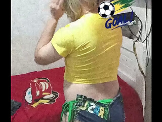 Torcedora puta de shortinho e calcinha fio dental