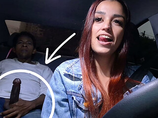 Safada motorista de aplicativo flagra passageiro dotado se masturbando por tr&aacute_s!