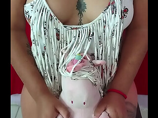 Arelyb jugando un peluche