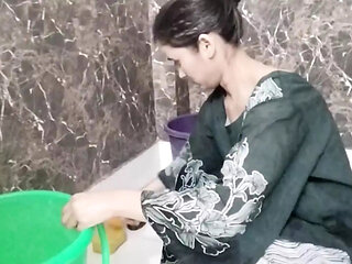Step sister ko bathroom me nanga karke le pel diya