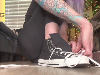 67 Giantess Crams Size 16 Feet in Size 14 Converse