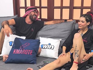 Gostosa tatuada monta NickDreadLocks durant podcast