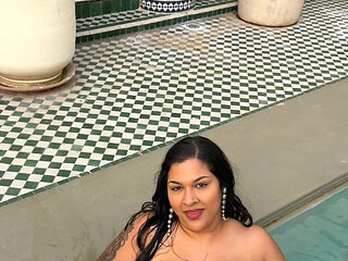 BBW Twerking in Pool Splashing Water with Huge Ass. Wet Fat Booty Clapping Outdoor