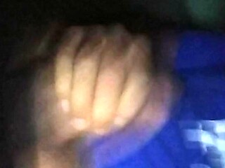 Chica inmersa en un encuentro sexual con pequeo pene