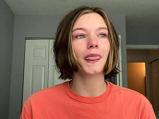 Brunette Solo Webcam Masturbation