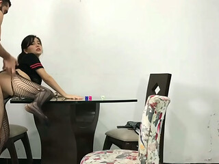 Hijastra delgada tiene un orgasmo creampie arriesgado con PADRASTRO
