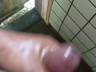 Sarap Magjakol habang naliligo