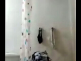 Videollamada con mi esposa mientras se ba&ntilde_a me muestra su hermoso culo sexy