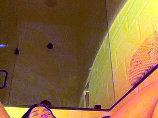 Webcam fun mature brunette with toys cum on cam