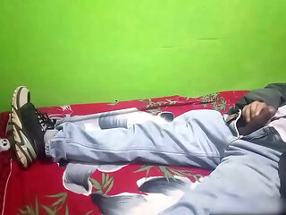 A puerta cerrada, completamente solo