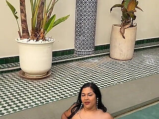 BBW Twerking in Pool Splashing Water with Huge Ass. Wet Fat Booty Clapping Outdoor
