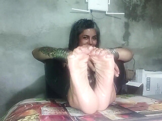 Honey, Dinner Is Ready, Sticky Honey Foot Play & Seductive Toe Tease