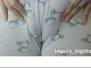 CAMEL TOE- RUBBNG PSUUY WTH PAJAMAS