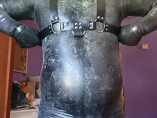 A guy in latex and a gas mask cums beautifully