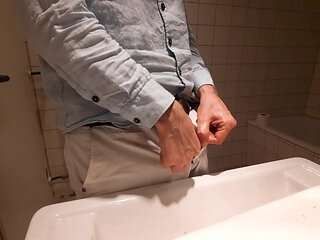 cam shows him ejaculating very fast the in bath