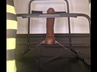 O meu esp&oacute_lio monta um vibrador na cadeira de sexo com um grande vibrador preto no cu