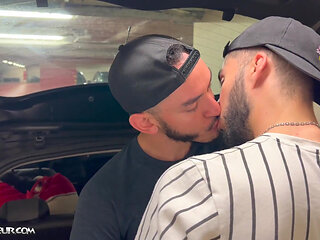 CITEBEUR.com - Two Beautiful Arabs Fuck In A Parking Lot