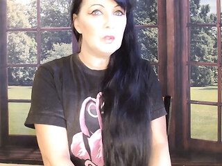 MILF takes a smoke break and gives a deepthroat