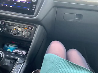 Risky blowjob and fuck in the car