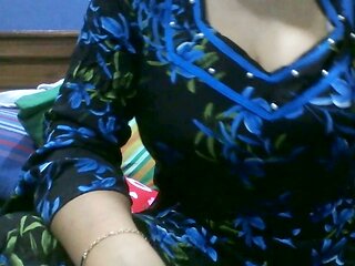 Tamil aunty Arabicqueen shows off her huge melons on cam