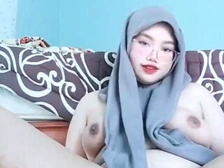 Masturbation of a Horny Jilbab Girl Causes Fluid to Come Out of Her Vagina Until It Is Wet