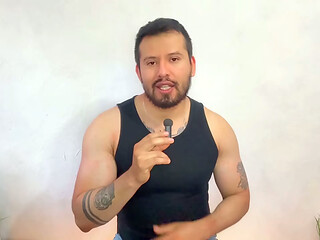 Daddy del uber dotado pre&ntilde_a a pasivo maduro en un terreno solitario! Relato sexual