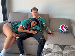 Joven mexicana aficionada se aburre y pide ser cogida durante el partido inaugural del Mundial 2026: M&eacute_xico vs Sud&aacute_frica